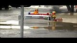 旅游-霸气消防车潜水穿过被洪水淹没的马路