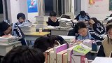 在晚自习时看到这一幕，青春真是太美好了，网友：纯洁的友情