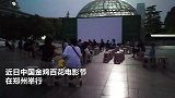 露天荧幕“追星” 使“70”老市民秒回童年记忆