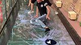 一千两百多米的高空玻璃栈道你慌吗