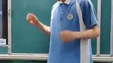 拍摄高中毕业照前，班主任挨个帮班里男生“将头发梳成大人模样”，一个细节很暖心@喃喃老斯