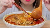 小姐姐独享一大份咖喱肉丸粉丝，看起来超级好吃呀