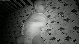 小宝宝被裹成了粽子，结果睡觉还是拳打脚踢，分分钟就金蝉脱壳了