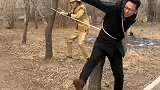 妈呀，你干嘛把我绑在树上啊！