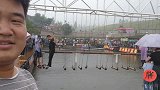 网红桥视频，竟然冒着大雨也要玩，太牛了