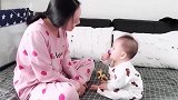 可爱的母子俩，这是妈妈哄宝宝，还是宝宝哄妈妈