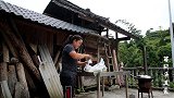 苗大姐一块豆腐半斤辣椒，吃得辣嘿嘿，自己找罪受怪谁呢