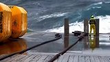 惊涛骇浪涌来，巨轮和船员在大自然面前太过渺小