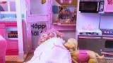 芭比小剧场：狗狗叫醒睡觉的芭比，芭比洗漱后给狗狗倒狗粮