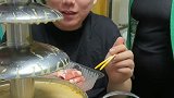 半夜刷到麻酱喷泉火锅美食