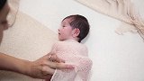 给刚出生双胞胎婴儿拍艺术照，哇好Q好萌啊
