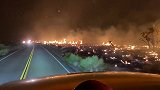 加州山火肆虐车窗外景色似“地狱之路” 消防员抵达后忍不住落泪