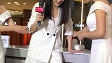 张含韵身轻如燕，一脚站在抽屉里