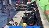 大巴黎球童脚踩足球，不理会向他要球的诺伊尔