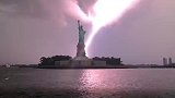 震撼！闪电划破长空，错位拍摄看纽约自由女神像遭霹
