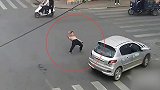 洋相百出！男子路口开车转圈圈下车打醉拳被刑拘