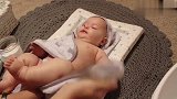 宝宝洗澡好开心啊！肉嘟嘟的真可爱，好想抱抱你！