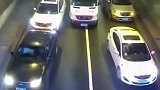隧道内，汽车司机们45度让路，让出了一条生命通道