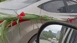男子正在路上行驶，看见有辆车绑着甘蔗