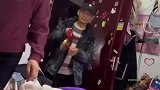 单身女儿下午四点还在赖床，妈妈提着竹条赶女儿去相亲