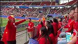 在法同胞为国足打气加油 场内场边气氛高涨