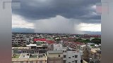 罕见！台湾嘉义出现“雨瀑”奇景，天空破洞大雨倾泄