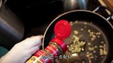 狗狗梅莫再次下厨，居然做起意大利面来，过程简单粗暴