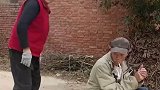 大妈看见老伴在抽烟，气得抄起树枝一顿打