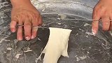 大哥这擀面的技术，没有个三五年的功夫还真不行，不愧是高手在民间！