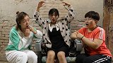 女儿在外打拼多年，回家时却两手空空，母亲的态度让她感动