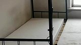 某学校用泡沫板当床垫，惊呆学生家长