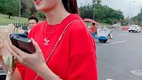 小姐姐吃零食被人发现有点不好意思