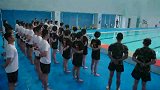 男兵嘲笑女兵旱鸭子，不料女兵下水一游，连教官都惊讶了