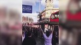 乐极生悲！英格兰球迷大肆庆祝 大巴顶上往下跳摔惨了
