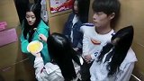 小伙子和三位美女在电梯里，被小姐姐们恶作剧久久不能释怀