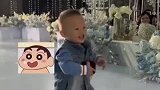 刚学会走路的宝宝给姑姑送婚戒，台风稳健全程笑容