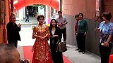 女儿穿盛装回门，爸爸妈妈已经在门口迎接，其乐融融一家好幸福！