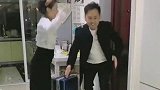 爸爸回来娘仨热情迎接，大小情人拥入怀中，看到儿子太扎心了！
