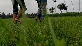 农村大叔在池塘里钓鱼，不用一分钟，鱼就上钩了