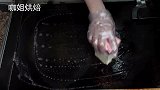 韩国街头爆款小吃：烤肉汉堡！老板手拿黄油直接抹，猜猜啥味？