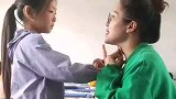 老师让听障女孩触摸喉咙，感受发出的声音