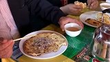 新疆馕配肉，再来一碗茶，那叫一个香啊！