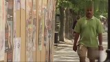 国外男子穿墙而出，过往行人一脸不可思议的表情