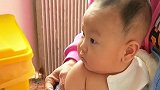 医生给小宝宝打针，上一秒宝宝还一脸懵逼状态，下一秒就哇哇大哭
