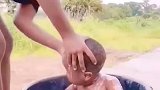 非洲宝宝露天洗澡，妈妈用毛巾一顿搓