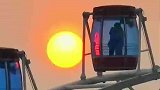 无意间见证了一场浪漫，夕阳下一对情侣在摩天轮里相拥