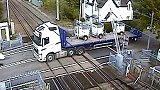 英国：一名卡车司机在铁道路口倒车，撞断防护栏导致线路关闭