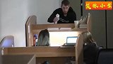 国外恶作剧：男子在自习室做出奇怪举动，接下来美眉反应太逗了