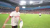香港明星足球队亮相凤凰山 现场响起《铁血丹心》勾起青春回忆