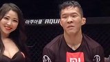 拳手看见举牌女郎竟然害羞了……不看直视对方眼睛